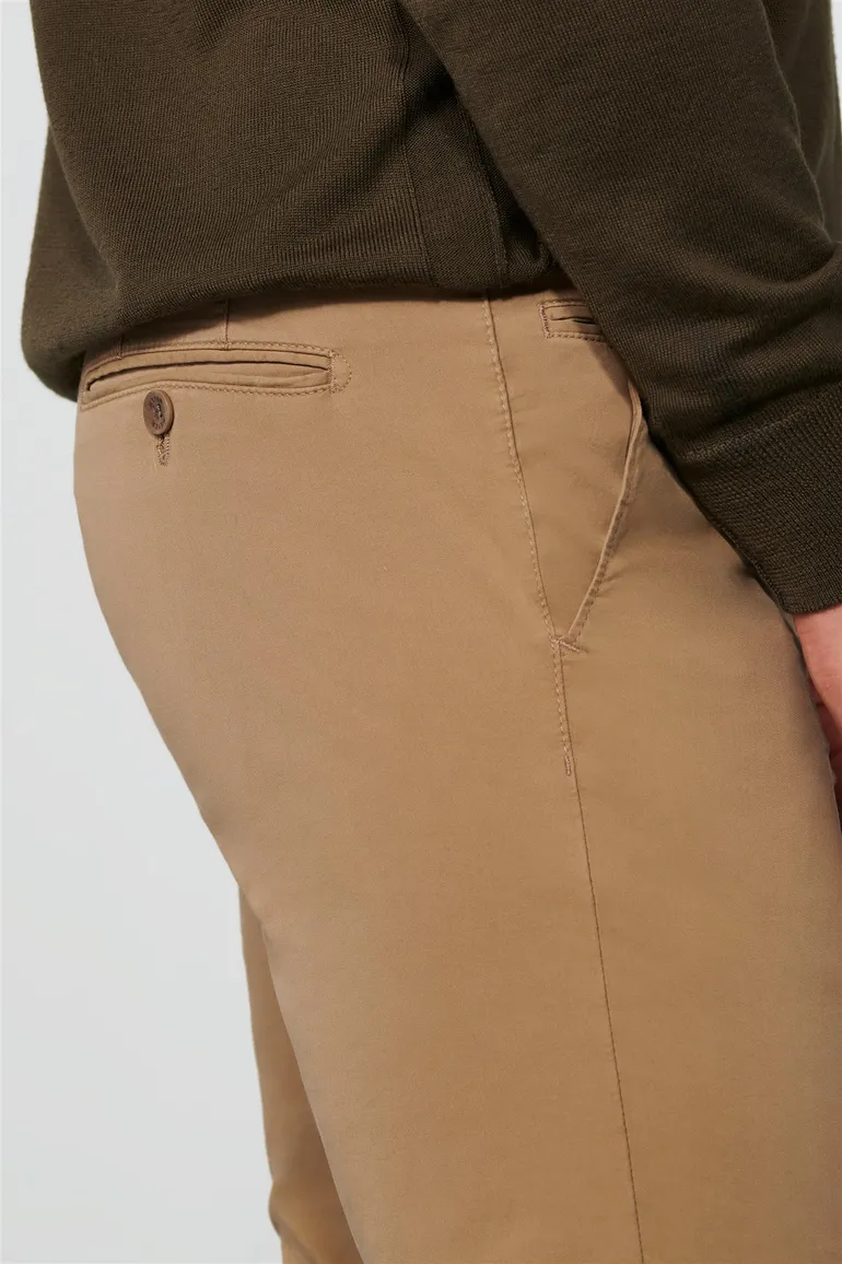 Chino Meyer camel model Bonn