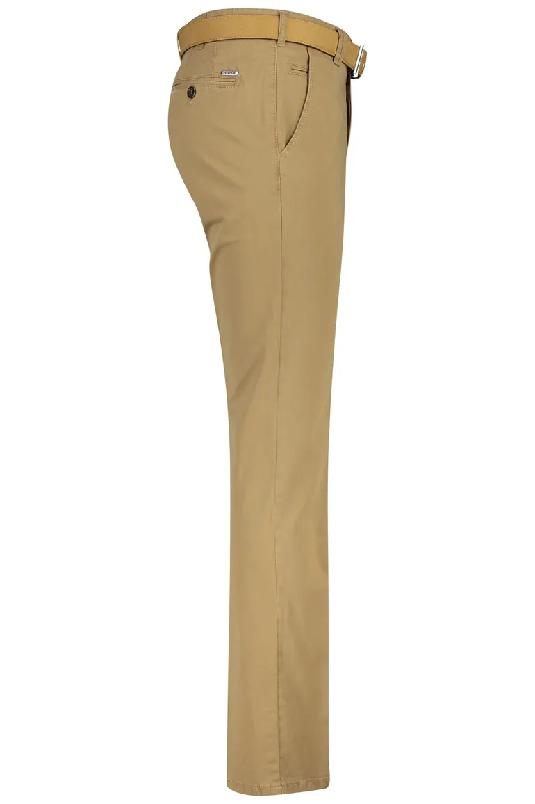 Chino Meyer camel model Bonn
