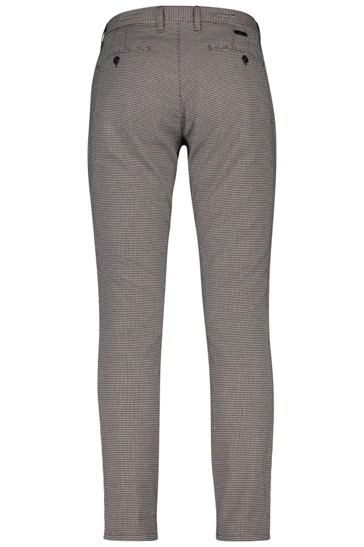 Alberto chino bruine ruit