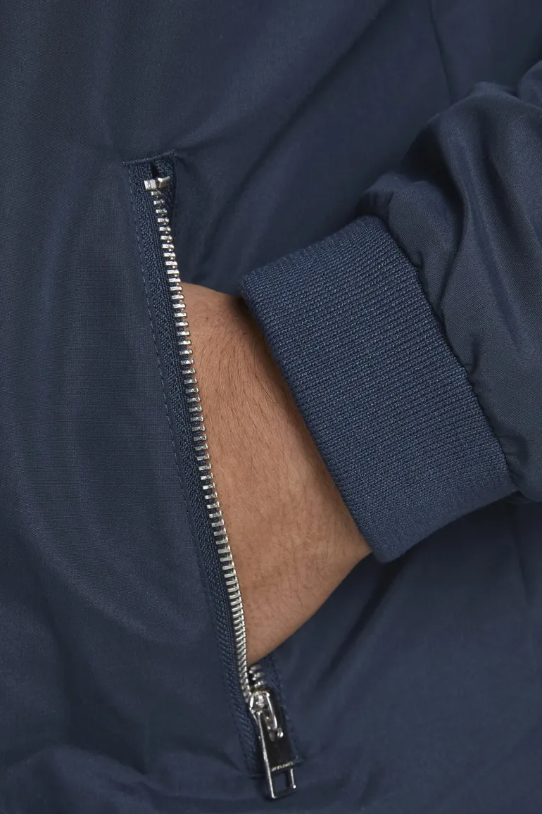 Donkerblauwe effen tussenjas met rits en wijde fit van Jack & Jones
