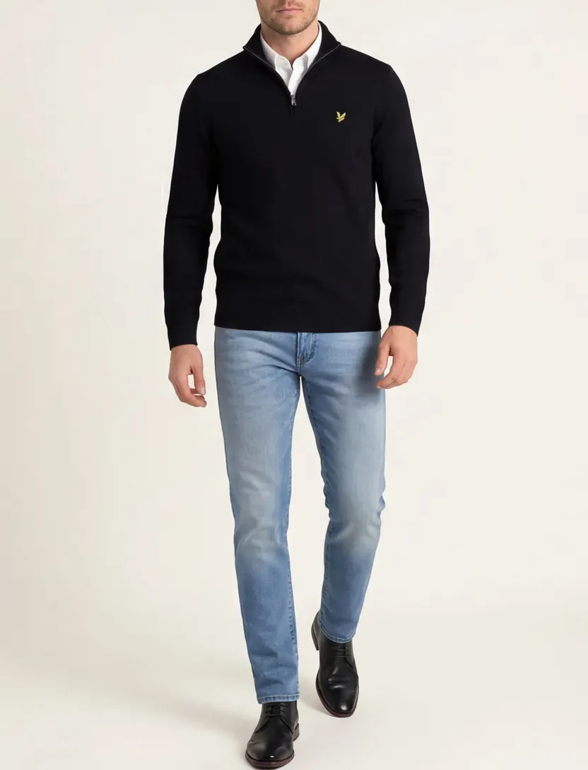katoenen trui Lyle & Scott zwart effen slim fit