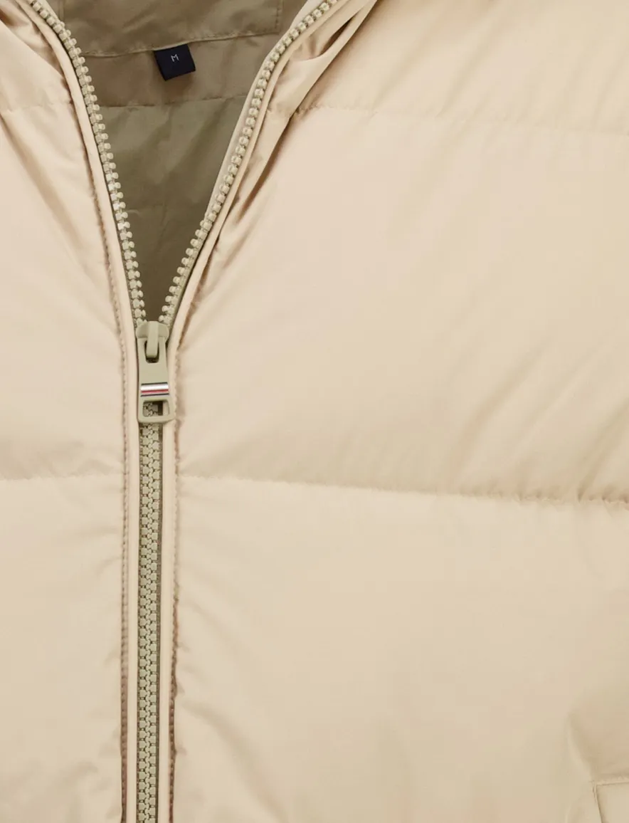 Tommy Hilfiger dons puffer beige