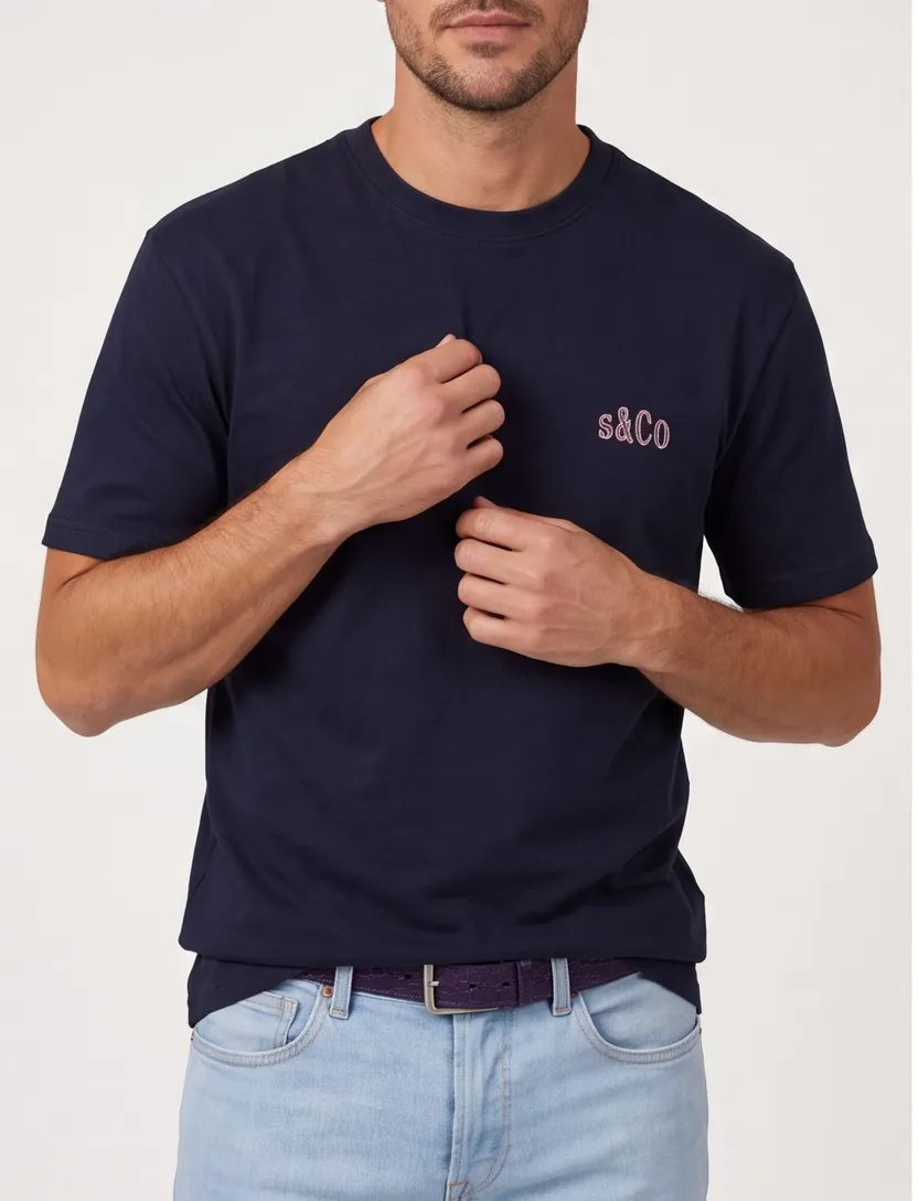 T-shirt Supply & Co donkerblauw backprint rode letters