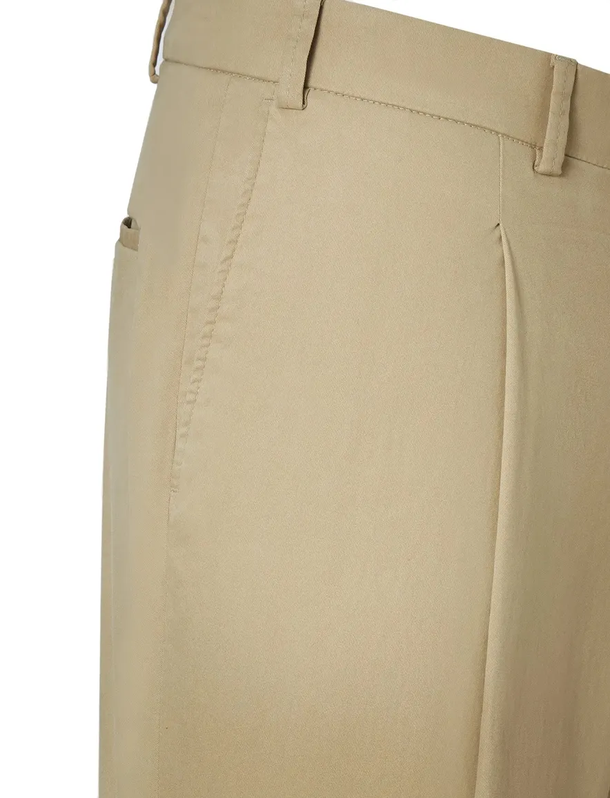 Hiltl chino met bandplooi beige