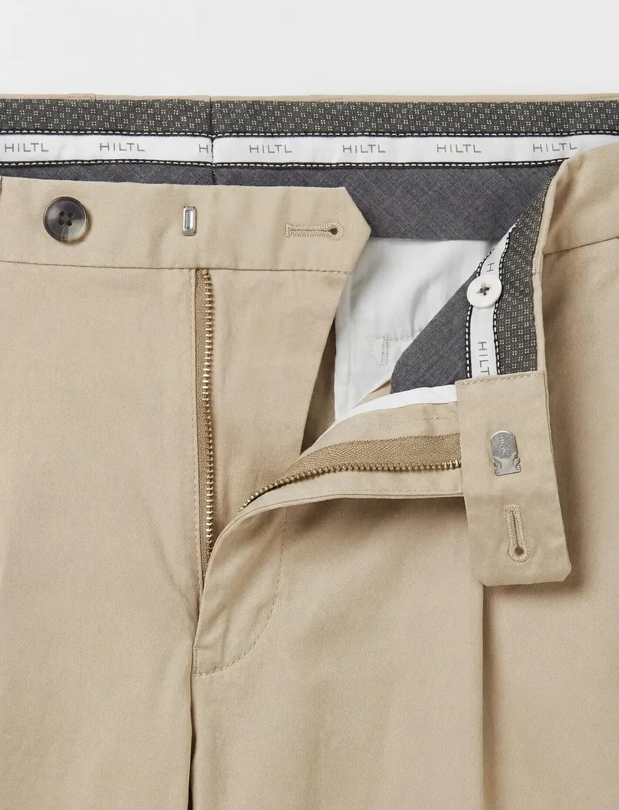 Hiltl chino met bandplooi beige