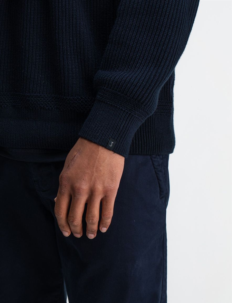 Butcher of Blue Galway trui donkerblauw knopen